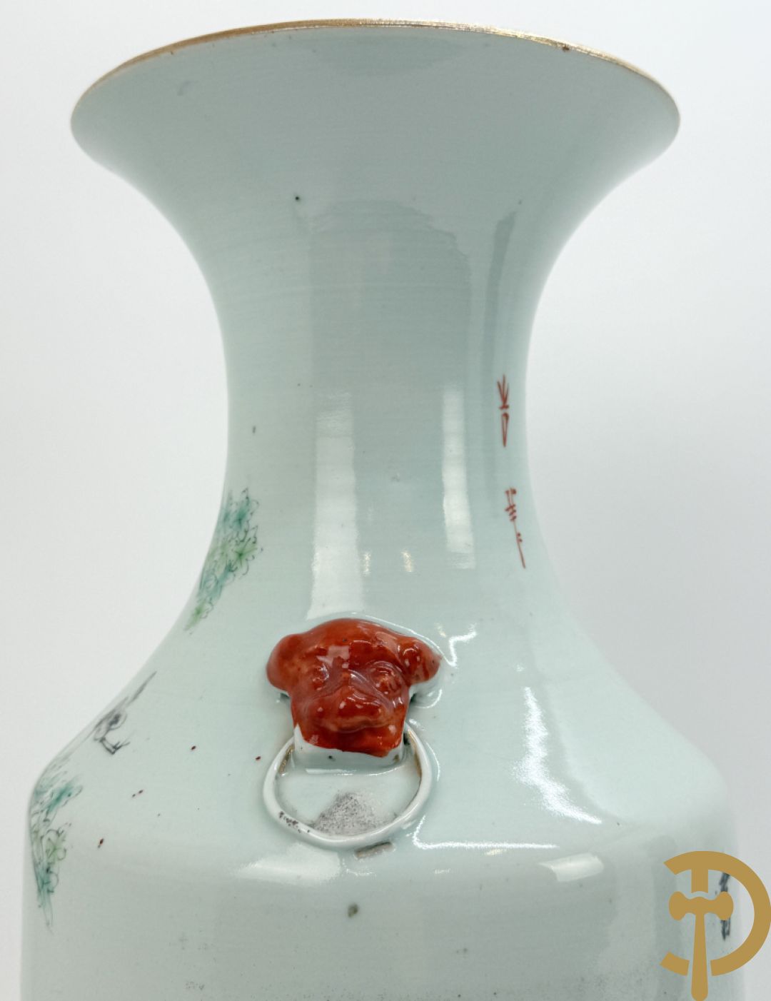 Chinese porseleinen vaas met decor van dames en hert in landschap