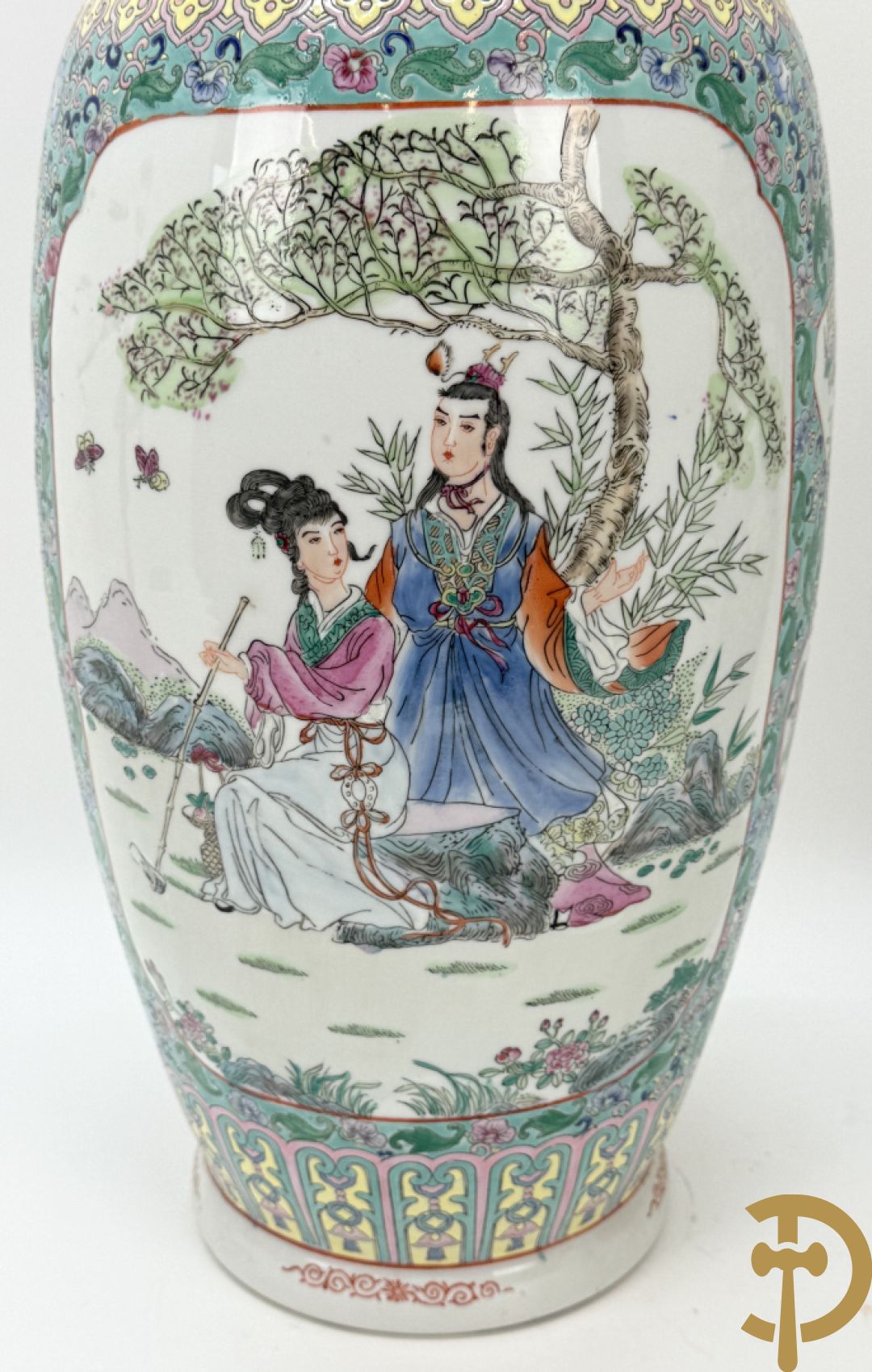 Paar Chinese vazen met geishadecor, rondom bezet met bloemen