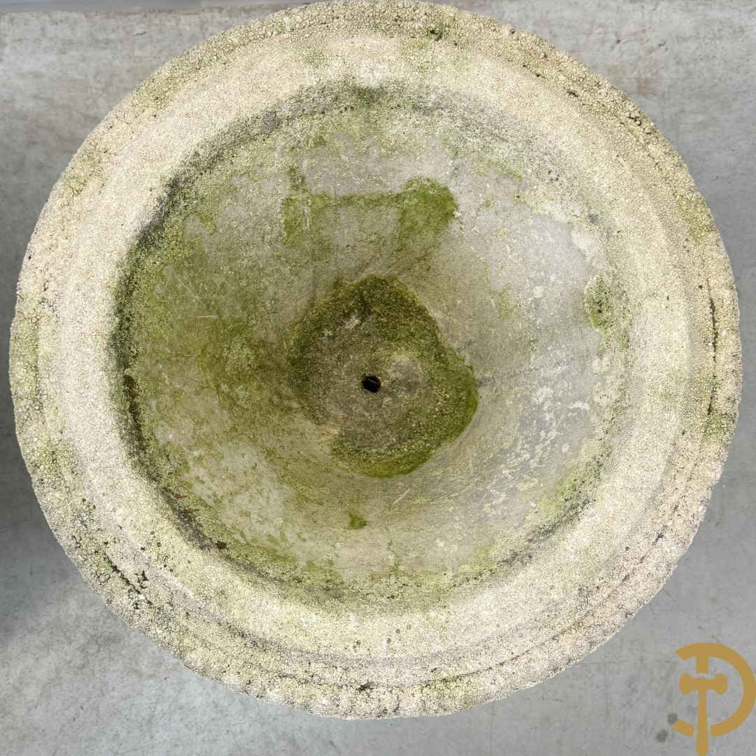 Paar stenen cachepots, onderaan gelobd