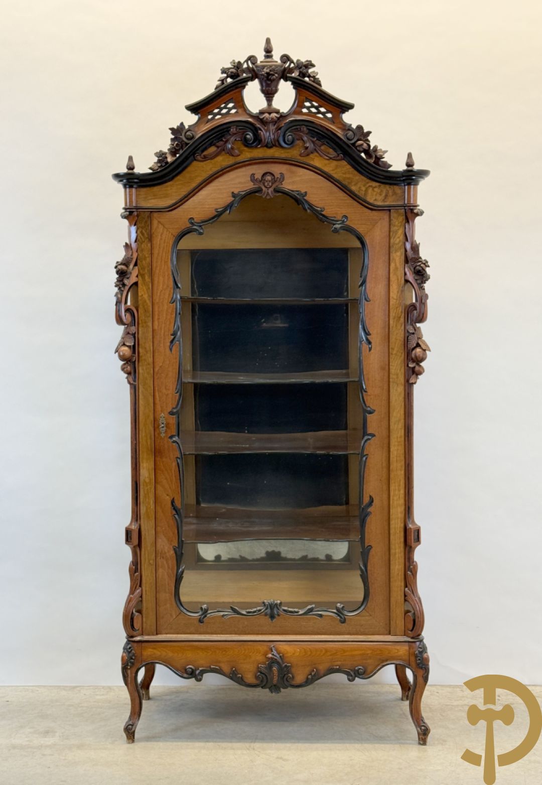 Franse notelaren vitrine met Louis XV motieven en fruitranken, bovenaan bezet met amfoor, 19e