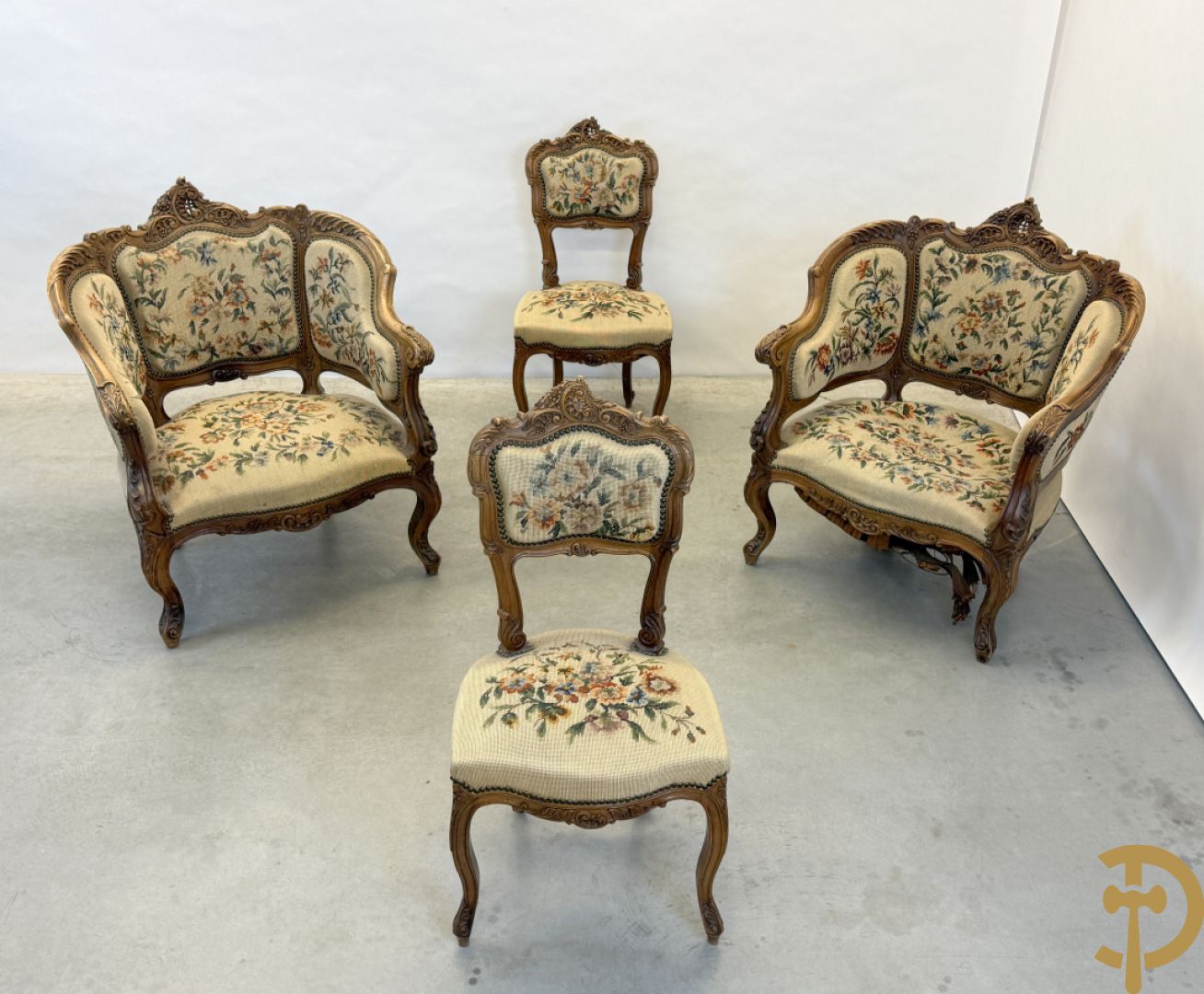 Paar armzetels bezet met petit points + 2 bijhorende stoelen