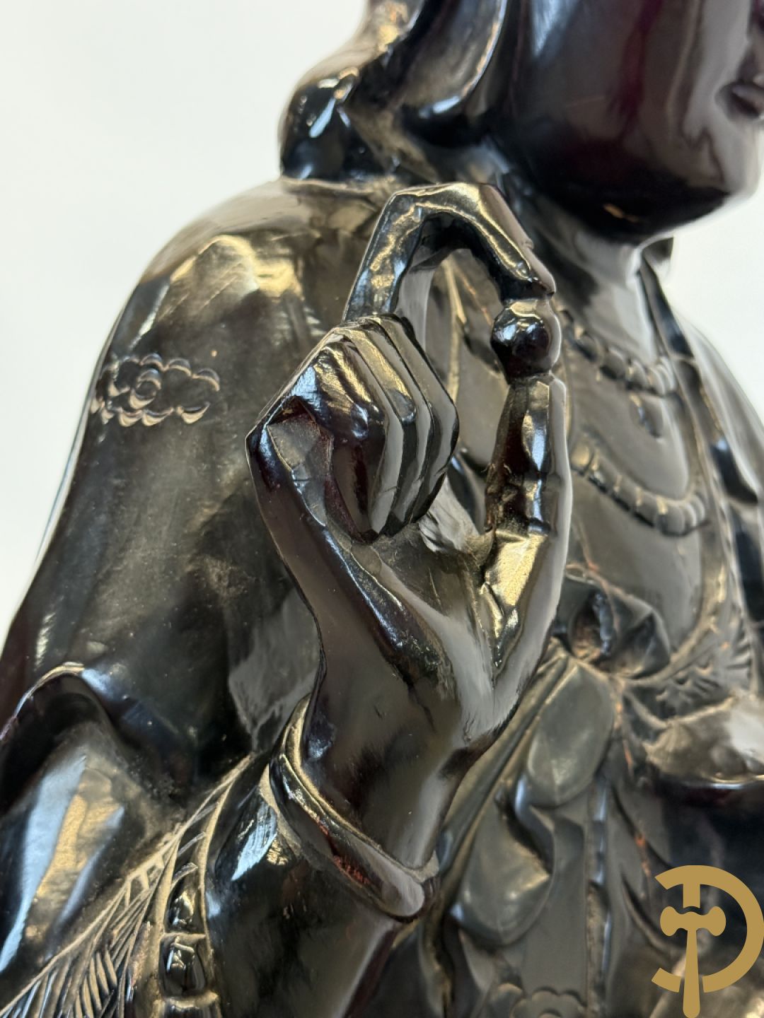 Aziatische houtsculptuur van Guanying met lotusbloem en drakenfiguur aan de voet