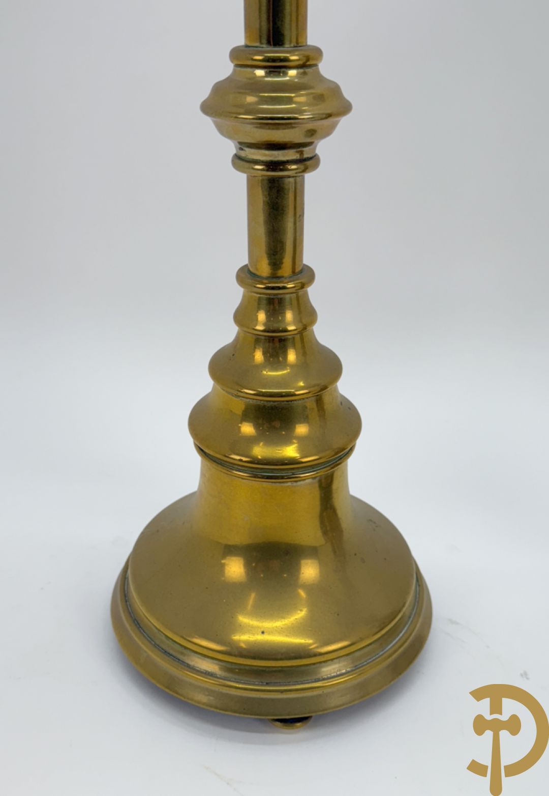 Paar antieke koperen kandelaars + paar metalen  zilverkleurige ballusterkandelaars