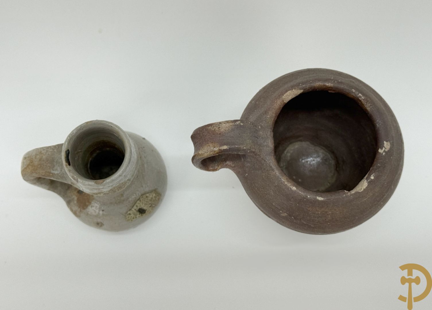 Vijf aardewerken Raeren kruiken + schaaltje