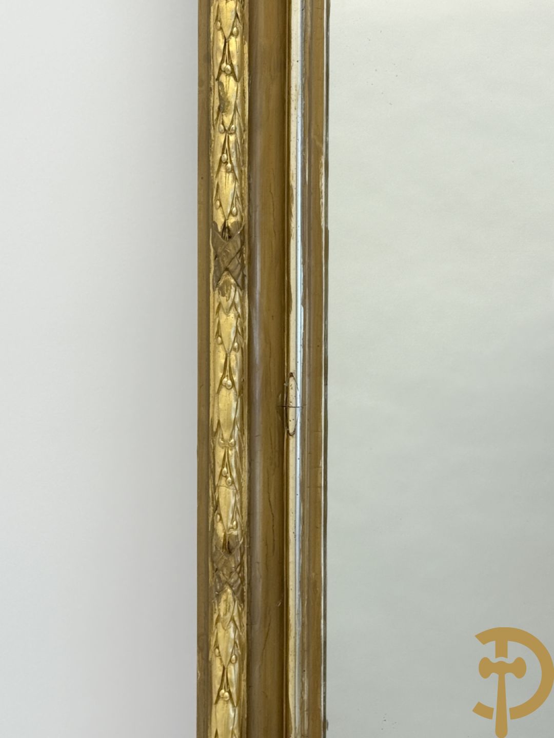 Grote vergulde hall spiegel bezet met troffee van cupido