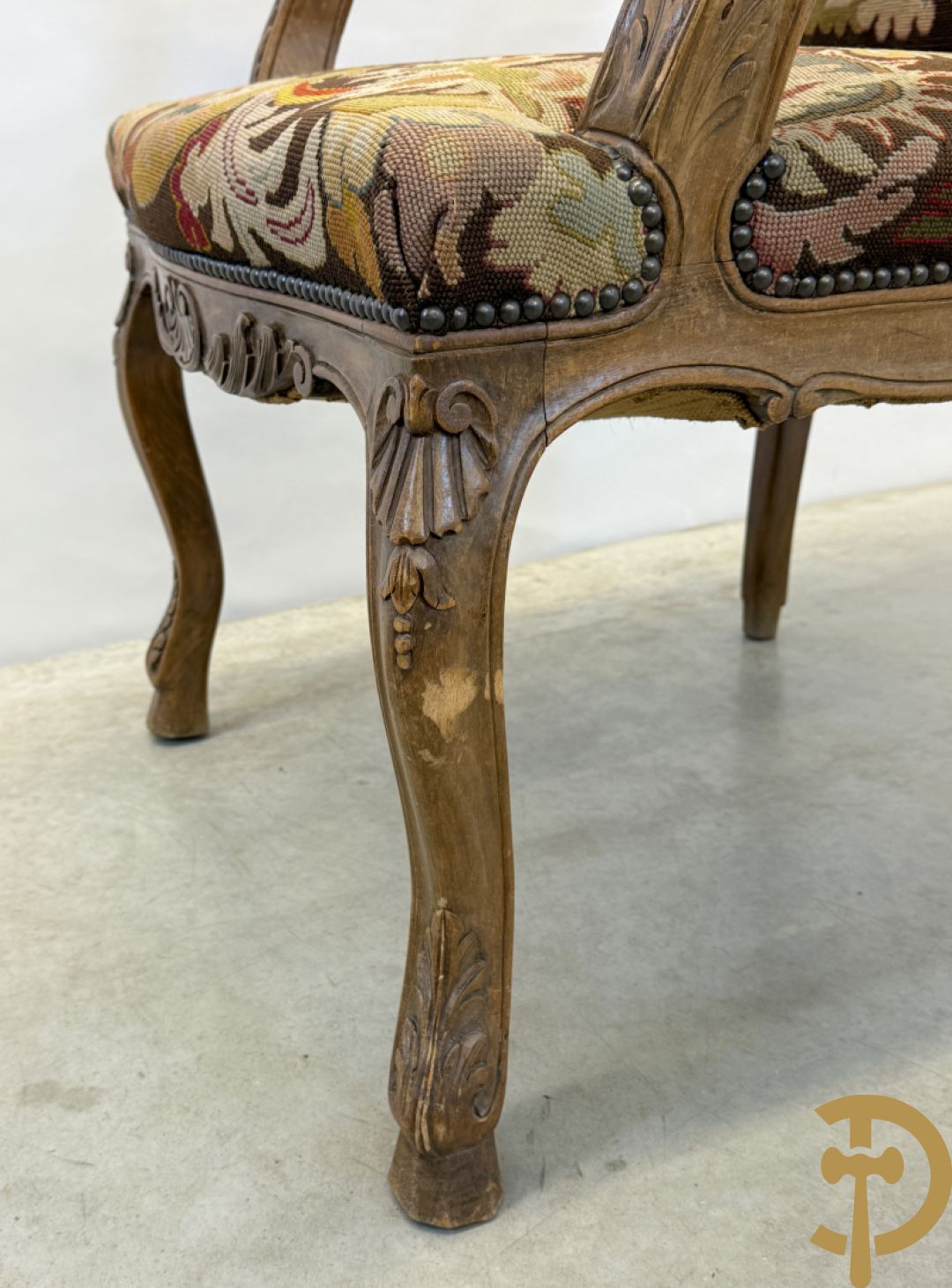 Armzetel Louis XIV met petit points + voetbankje