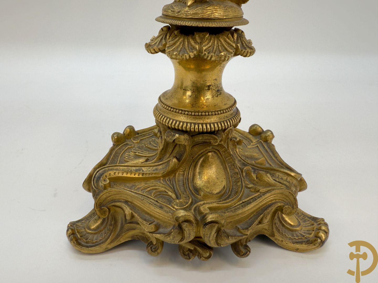 Paar bronzen kandelaars met sater en naakte dame, versierd met accanthusranken en dierenmotieven