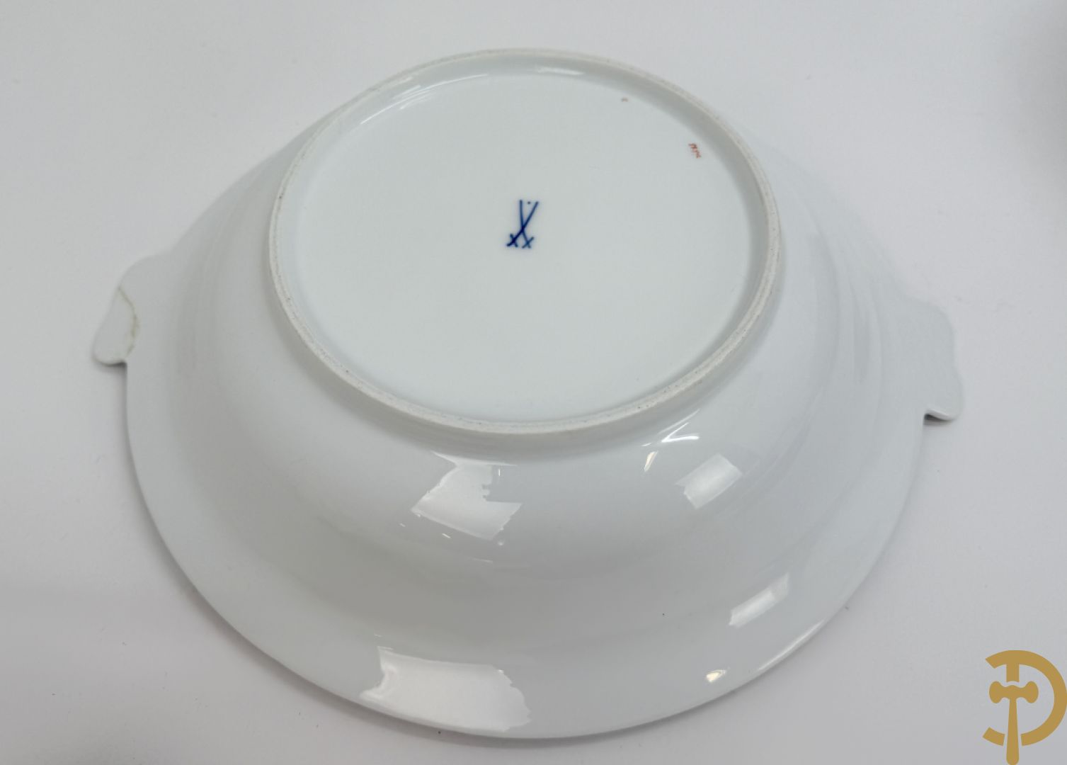 Wit porseleinen servies met vergulde rand en vergulde bloemenmotieven, Meissen, bestaande uit 8 platte borden (2 met schilfer aan rand), 7 diepe borden, 6 dessertborden, saladekom, sauskom en groentenschotel (1 handvat gelijmd)