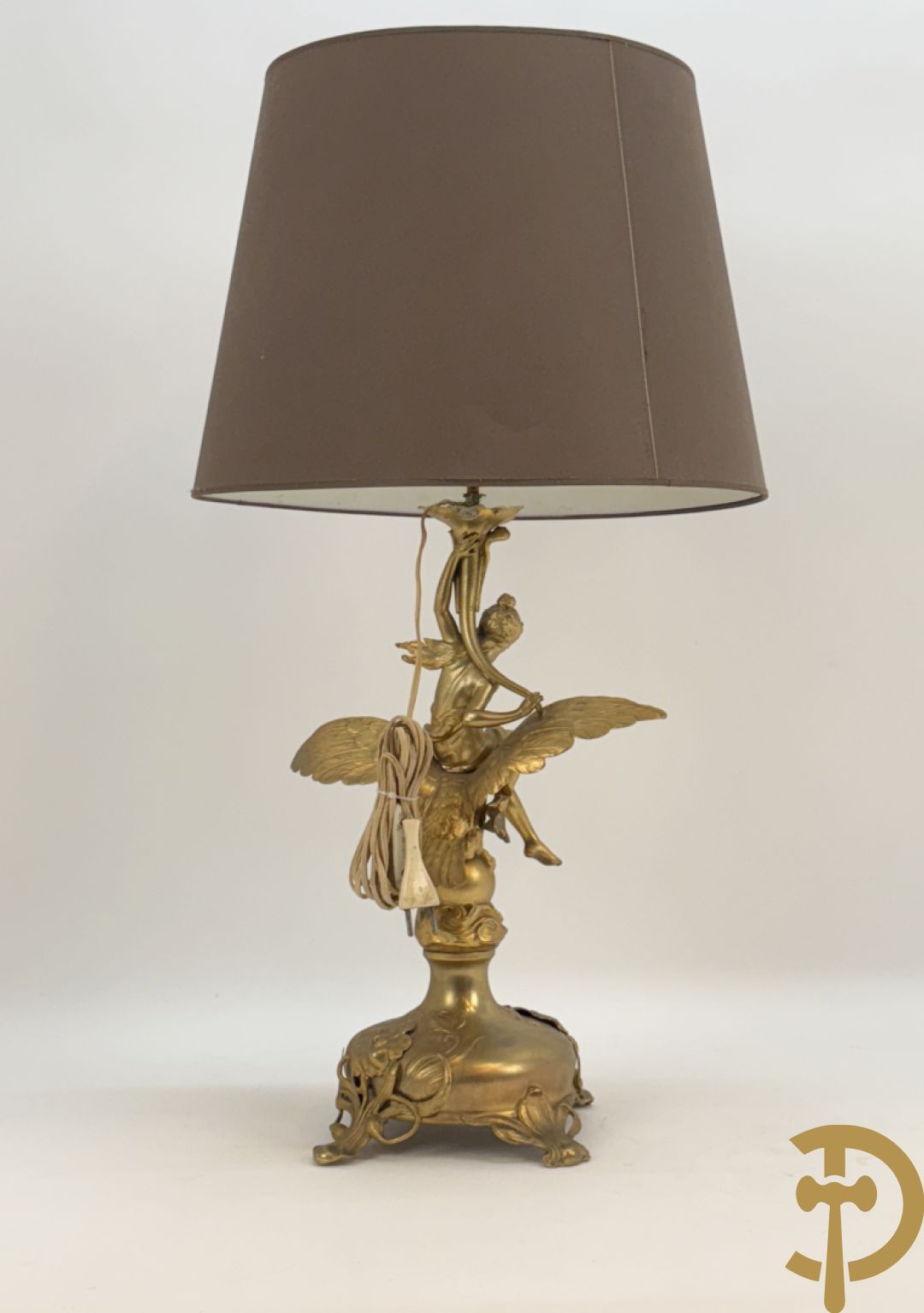 Metalen vergulde lampadaire met dame op arend