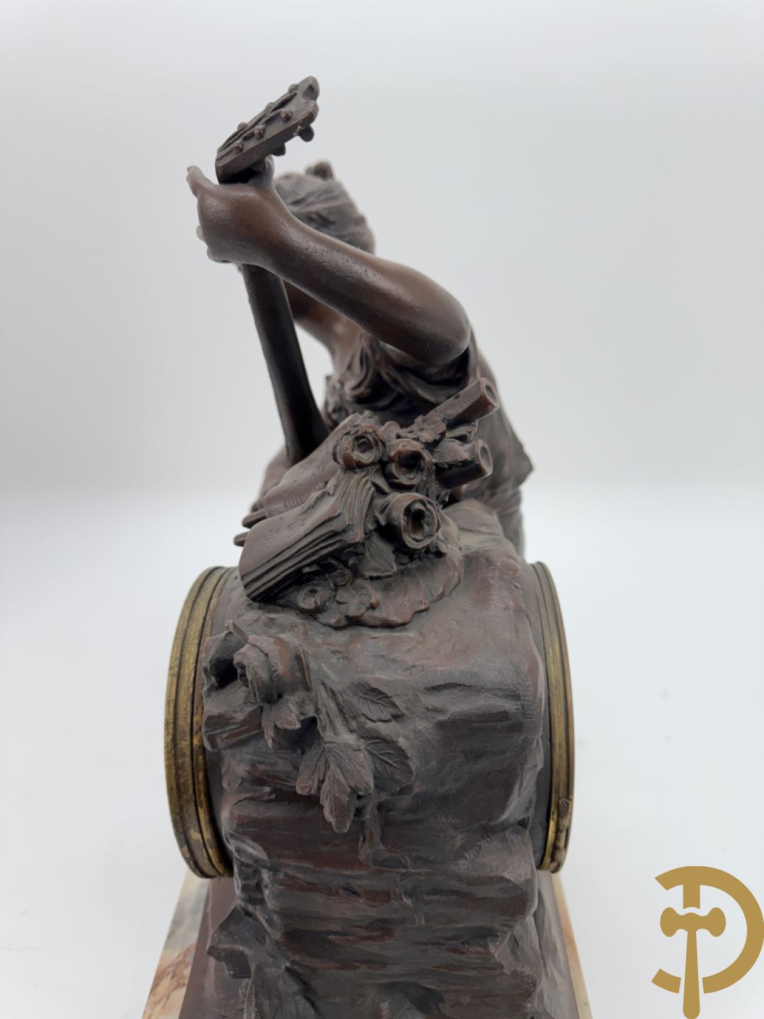 Driedelige zamak garnituur bestaande uit pendule 