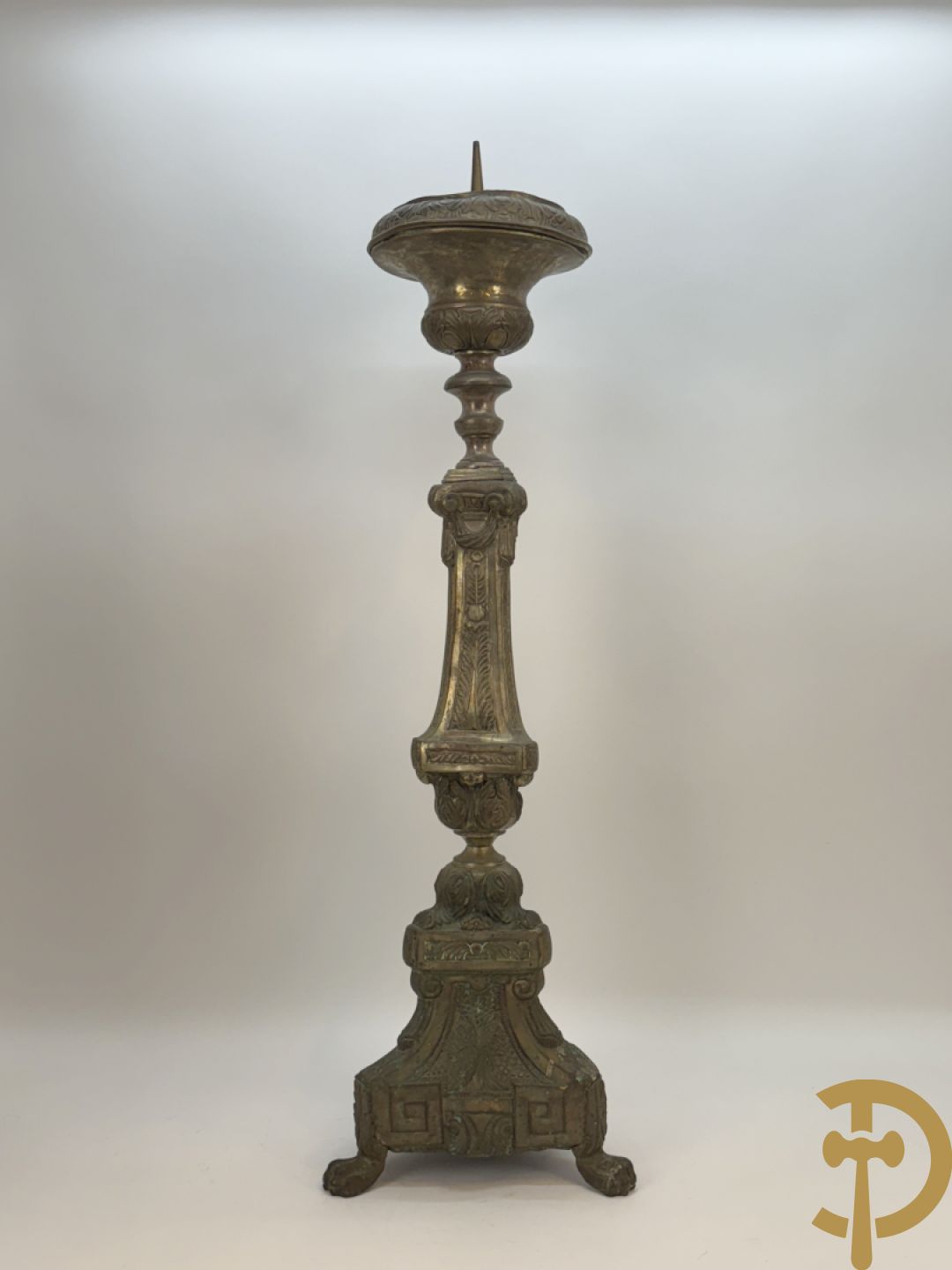 Religieuse kerkkandelaar met afbeeldingen aan de voet