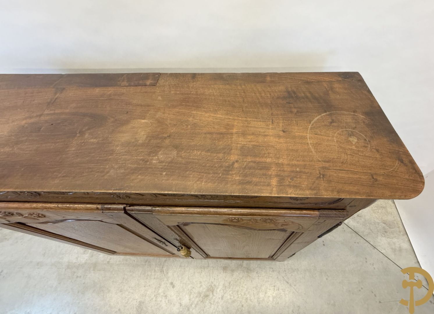 Massief eiken tweedeursdresse met gesculpteerde bloemen en afgestoken panelen in de deuren, Louis XV stijl, 19e