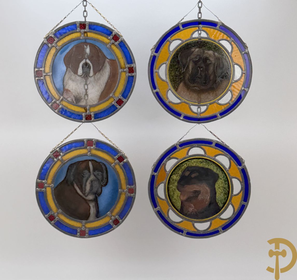 Vier gekleurde loodramen met afbeeldingen van honden