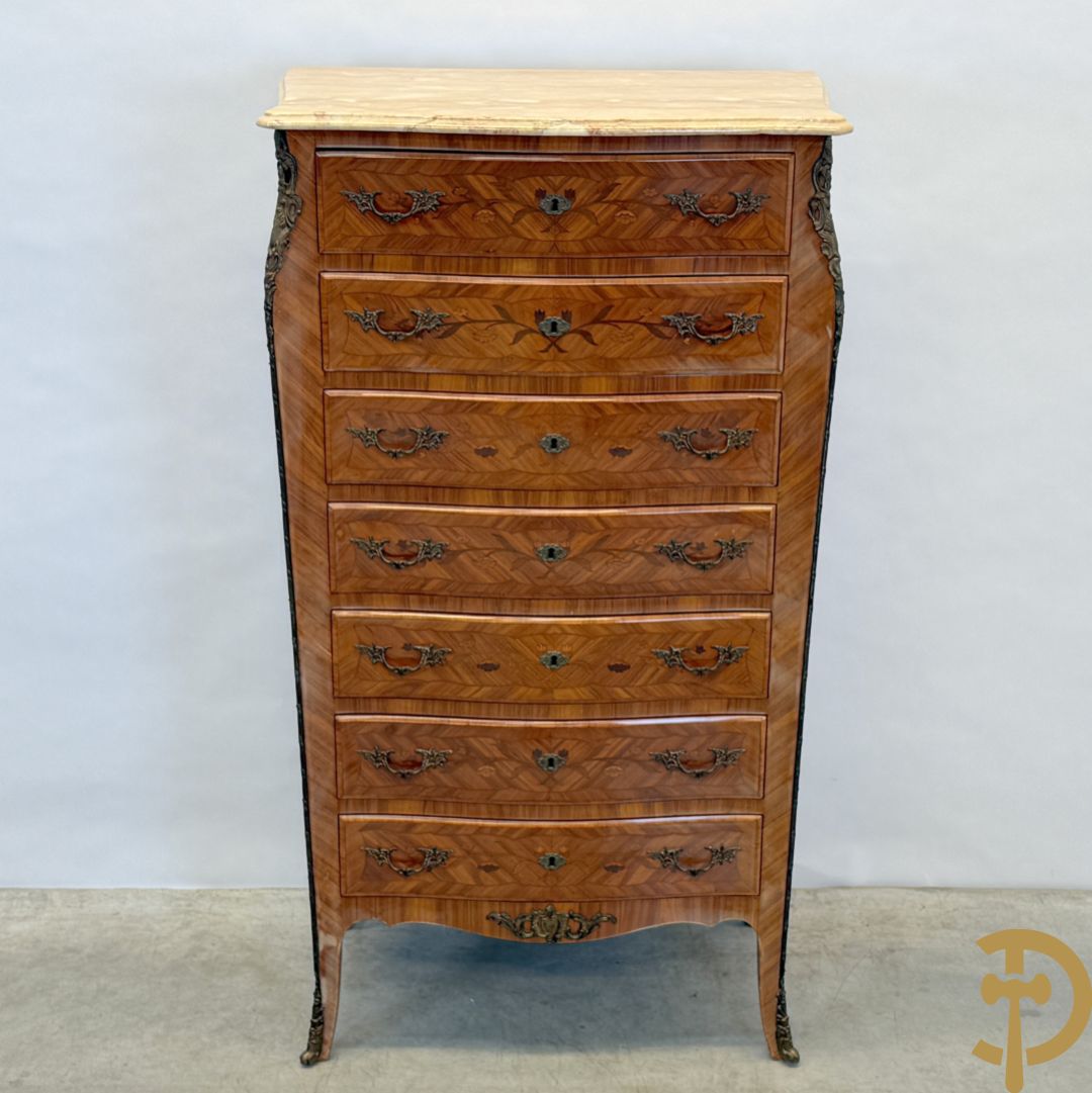 Notelaren zevenladenkast met bloemenmarquetterie en bronzen ornamenten, bovenaan met marmeren blad