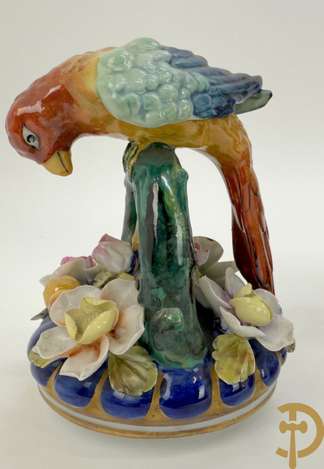 Porseleinen siervaas met handbeschilderd geanimeerd decor bezet met basrelief van bloemen en bovenaan bekroond met deksel met vogel