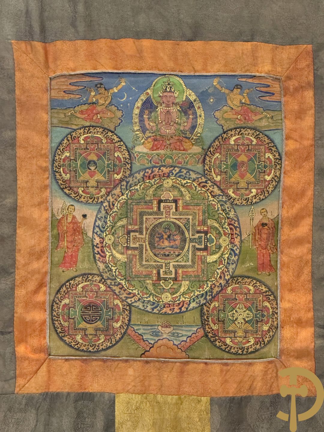 Oude handbeschilderde batic met Boedhistische afbeeldingen ingelijst achter glas