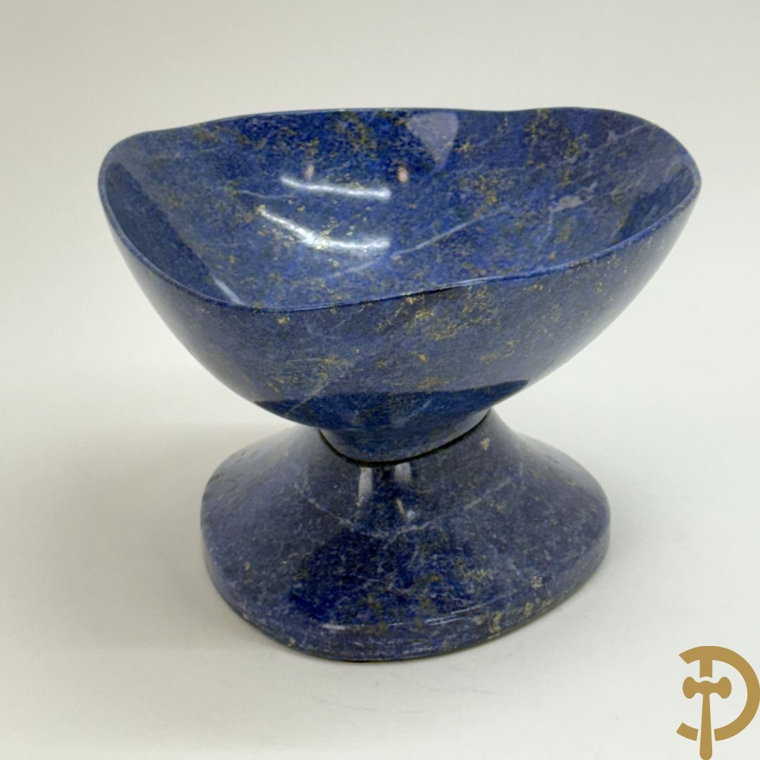 Wolf Helmut (getekend onderaan) twee ledige gepolierde schaal/bowl op voet van halfedelgesteente lapis lazuli met golvende rand onder getekend WOLF H. (Steinbildhauer, Edelsteingestalter, aus Kirschweiler, Idar-Oberstein) - (nieuwprijs 20.000 €)