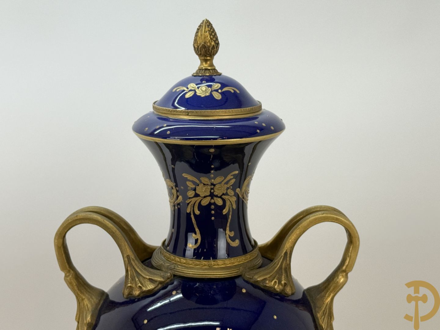 Paar Sèvres stijl vazen met bronzen oren en éénzijdig decor van cupido