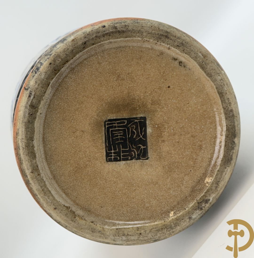 Antieke Chinese Nankin vaas met decor van wijsgeren, onderaan bezet met hert en bovenaan met pioenrozen