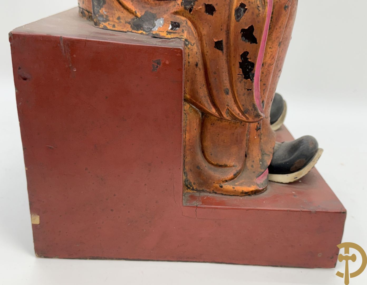 Houtgesculpteerd en gepolychromeerd zittend boedhistisch figuur