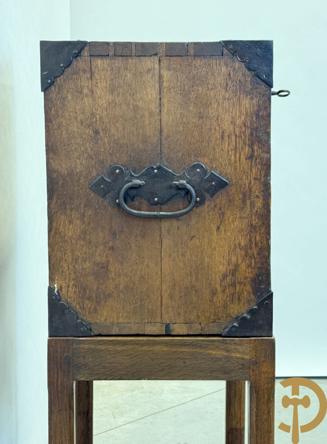 Massief eiken klapsecretaire op onderstel - interieur met lades en zijdelings met handvaten