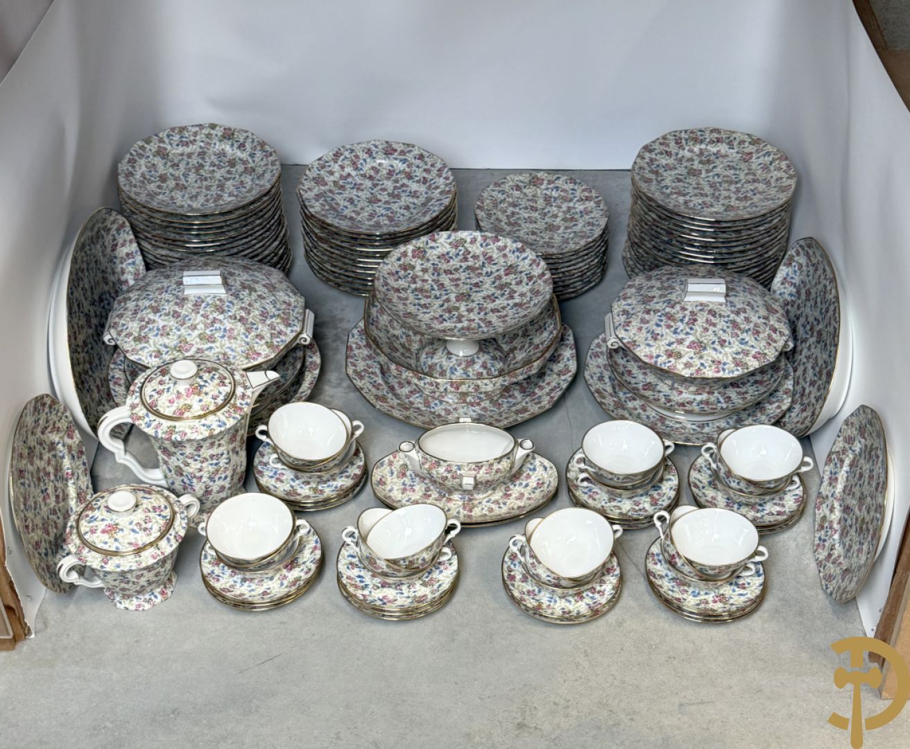 Uitgebreid zeer decoratief porseleinen eet- en koffieservies met bloemendecor, Limoges France