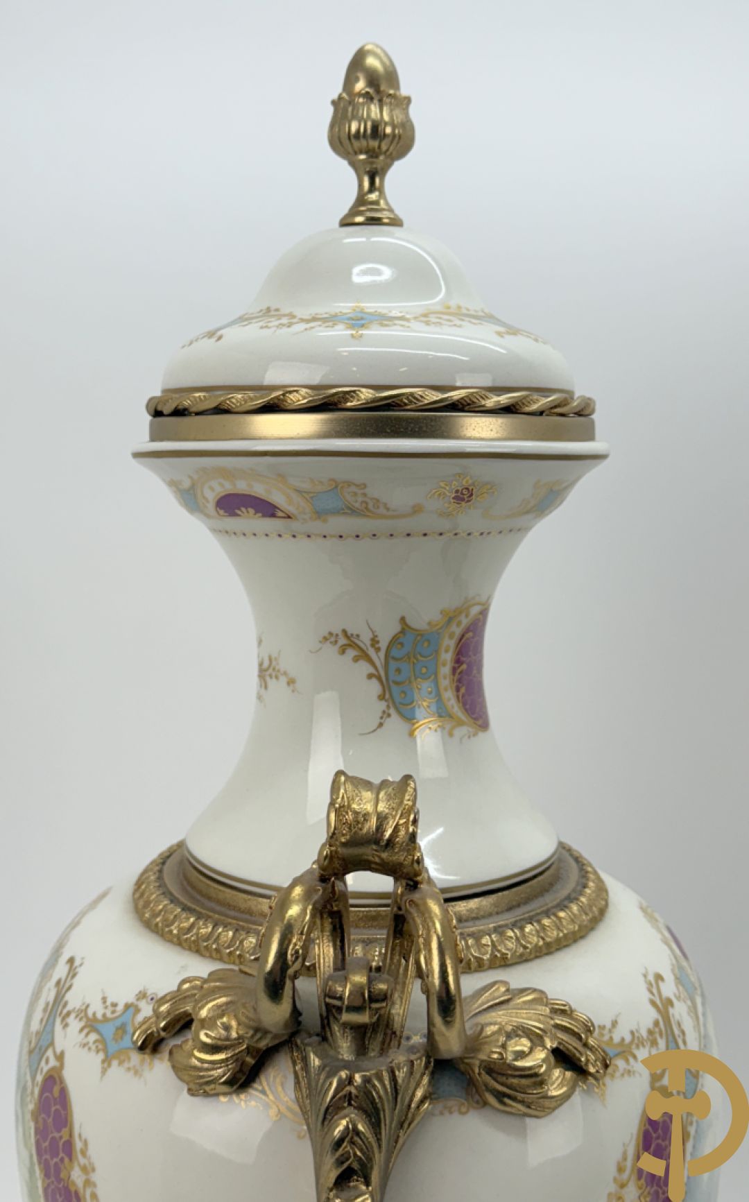 Paar porseleinen Sèvres stijl dekselpotiches met dubbel bedrukt romantisch decor en bezet met bronzen ornamenten