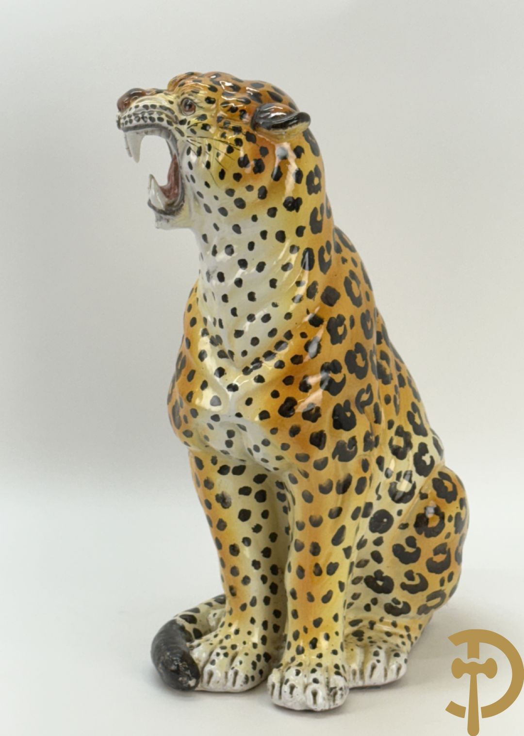 Vintage luipaard in meerkleurig geglazuurde faience met opengesperde bek