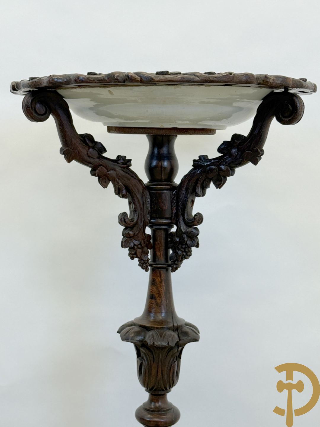 Neo Renaissance staander op driepikkel met bladranken gesculpteerd, binnenin met Delfts bord