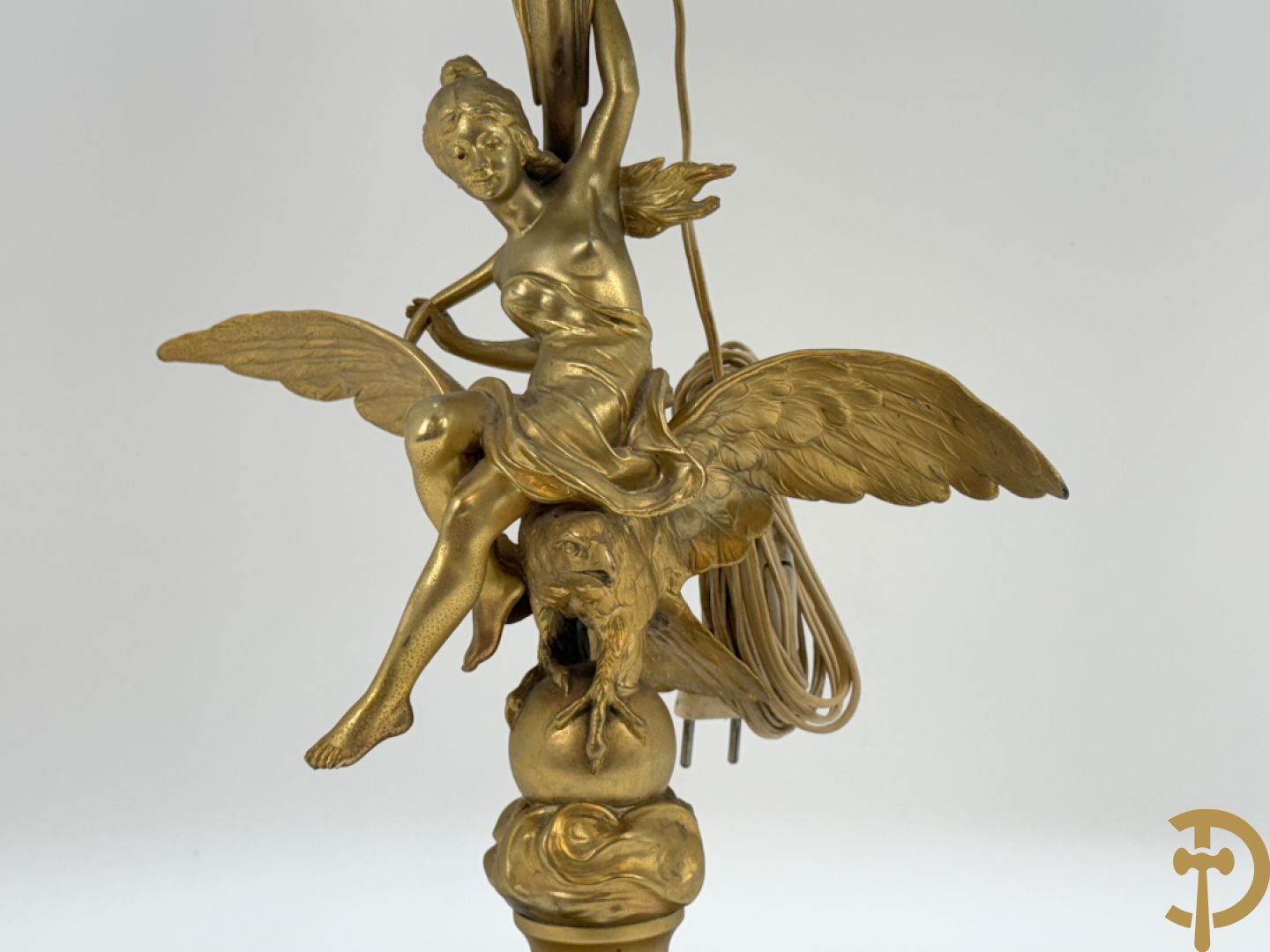 Metalen vergulde lampadaire met dame op arend