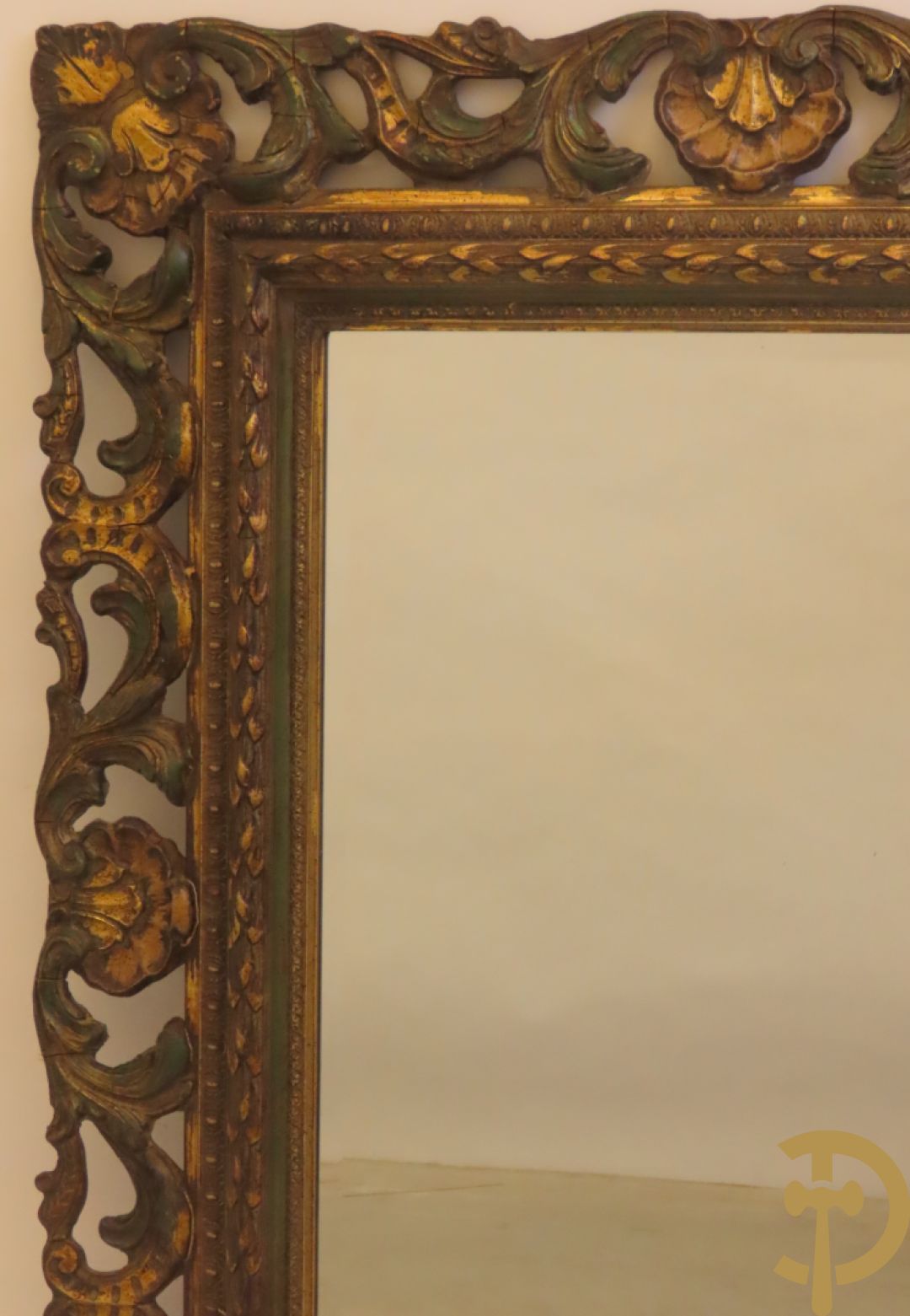 Vergulde spiegel met rocailles