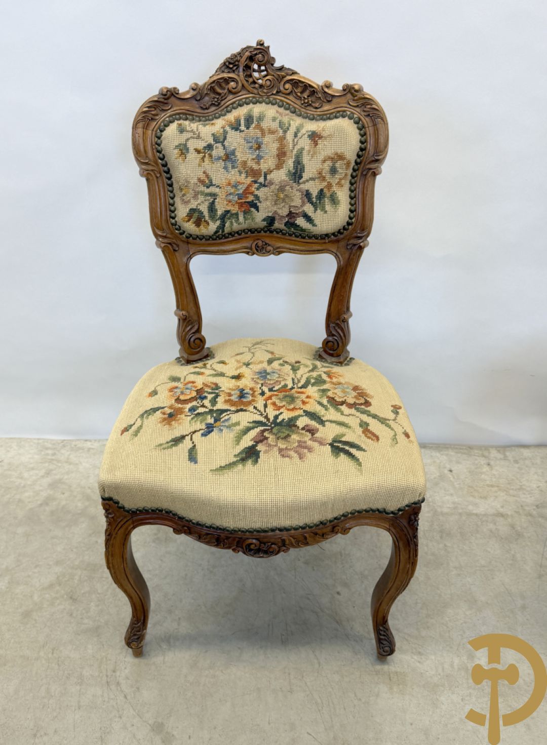 Paar armzetels bezet met petit points + 2 bijhorende stoelen