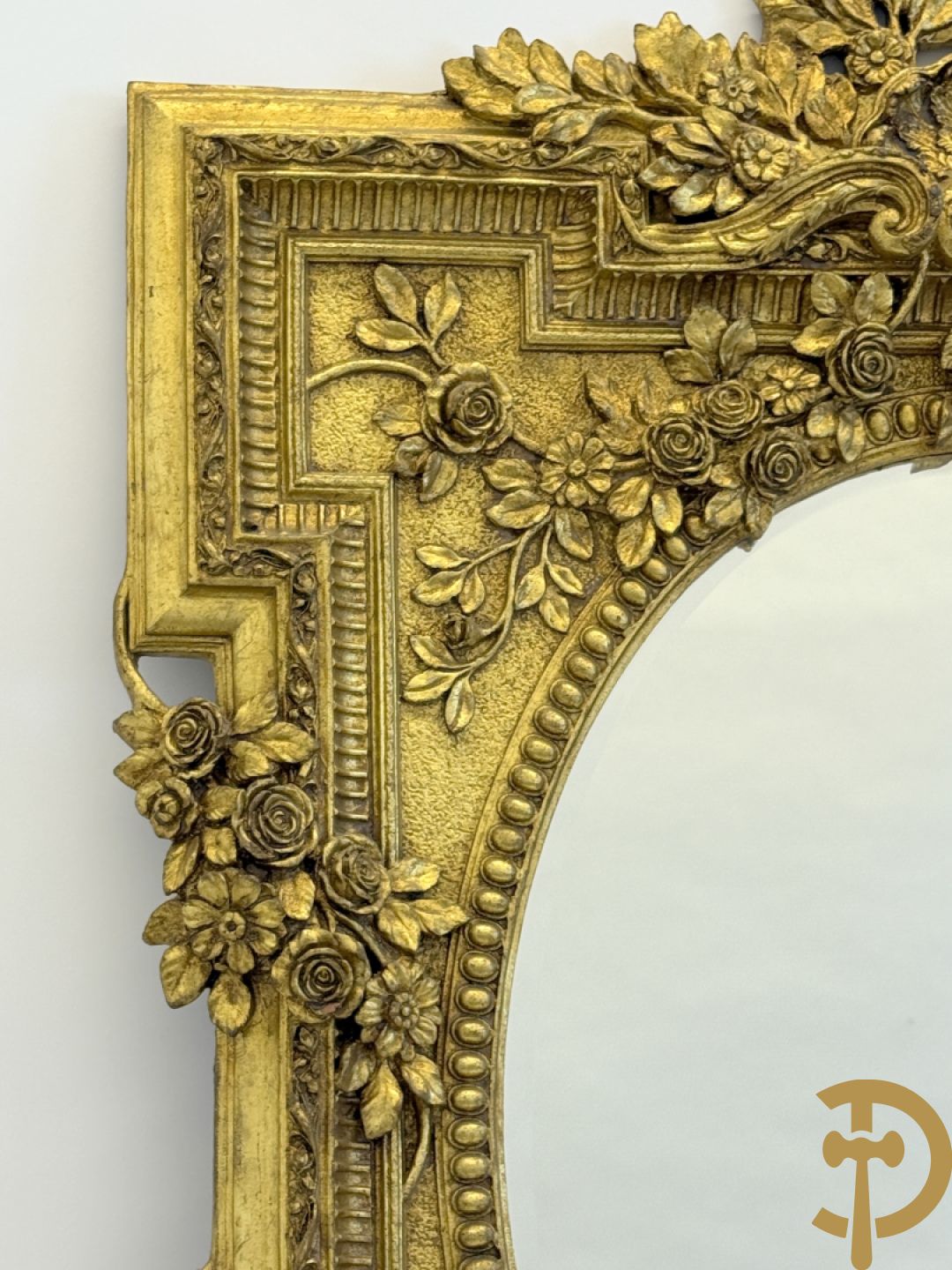Vergulde lijst met bloemenguirlandes en accanthusranken, binnenin met ovale geslepen spiegel