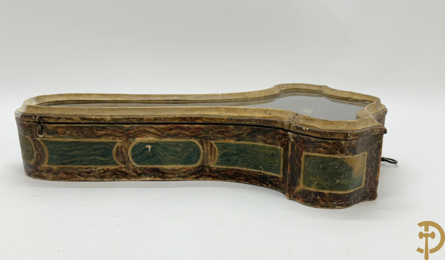 Houtgesculpteerde en gepolychromeerde Christus aan het kruis in openklapbaar gespolychromeerd kastje