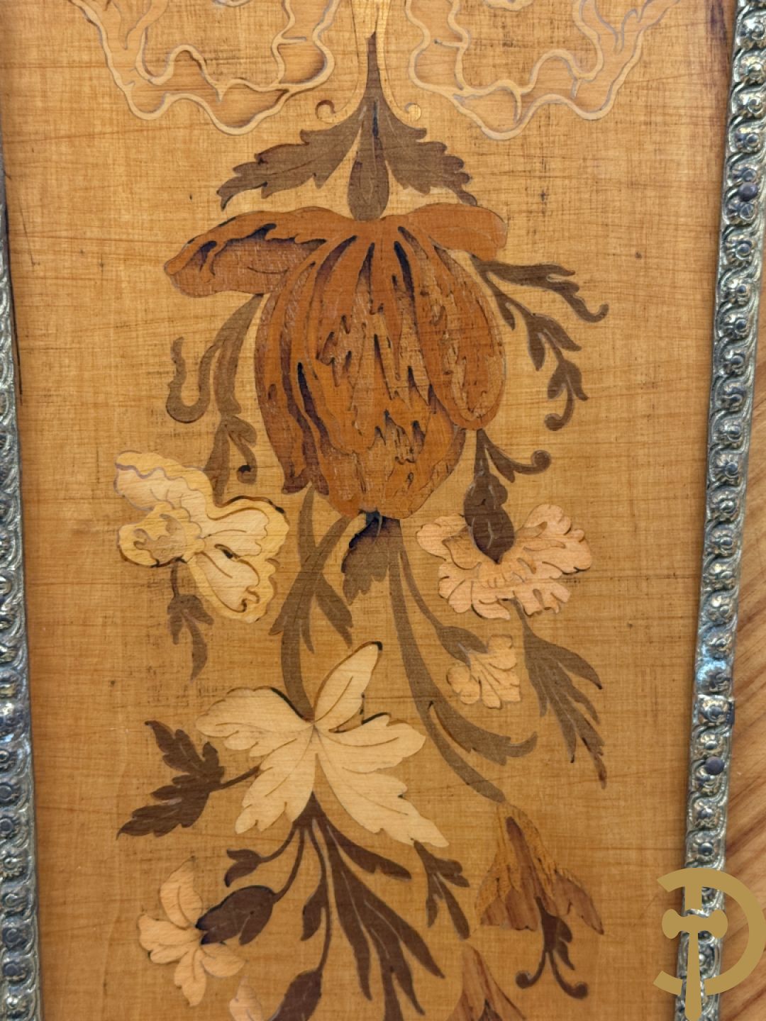 Notelaren pendule met bloemenmarquetterie en bronsbeslag, bovenaan bekroond met bronzen figuur - met bijhorende sokkel in notelaar met bronsbeslag