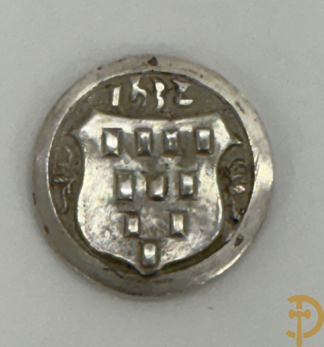 Massief zilveren collectenbus, 2 statieplakkettes, 2 slotjes van boek, wapenschild, penning