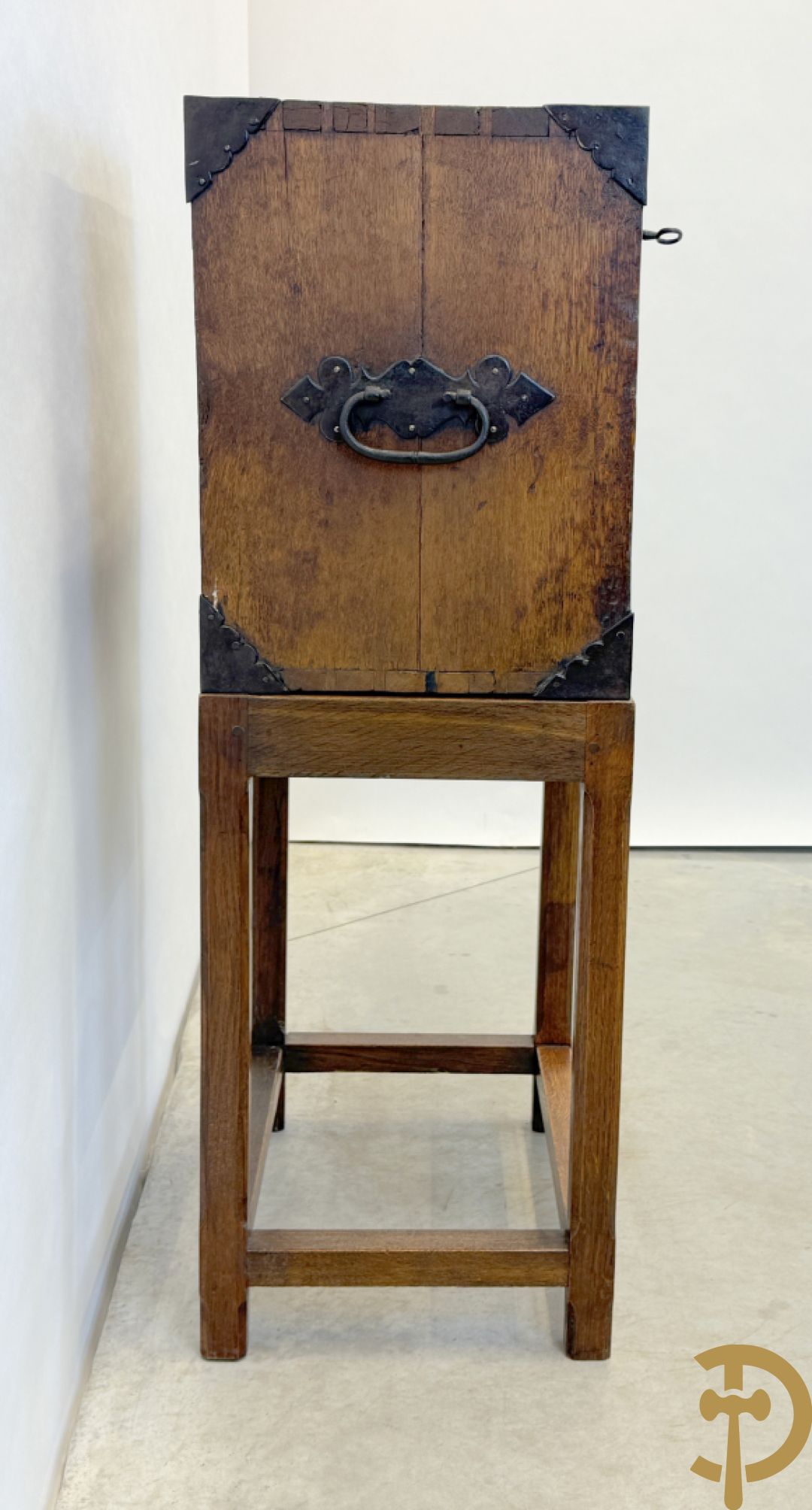 Massief eiken klapsecretaire op onderstel - interieur met lades en zijdelings met handvaten