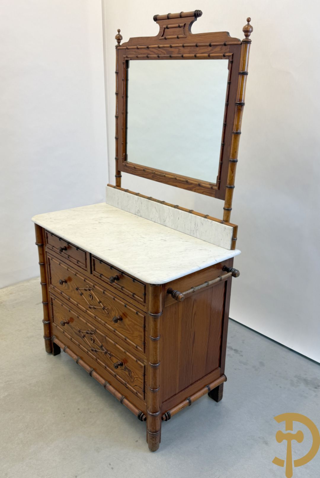 Bamboe opschiktafel mt 4 lades, wit marmeren blad en spiegel