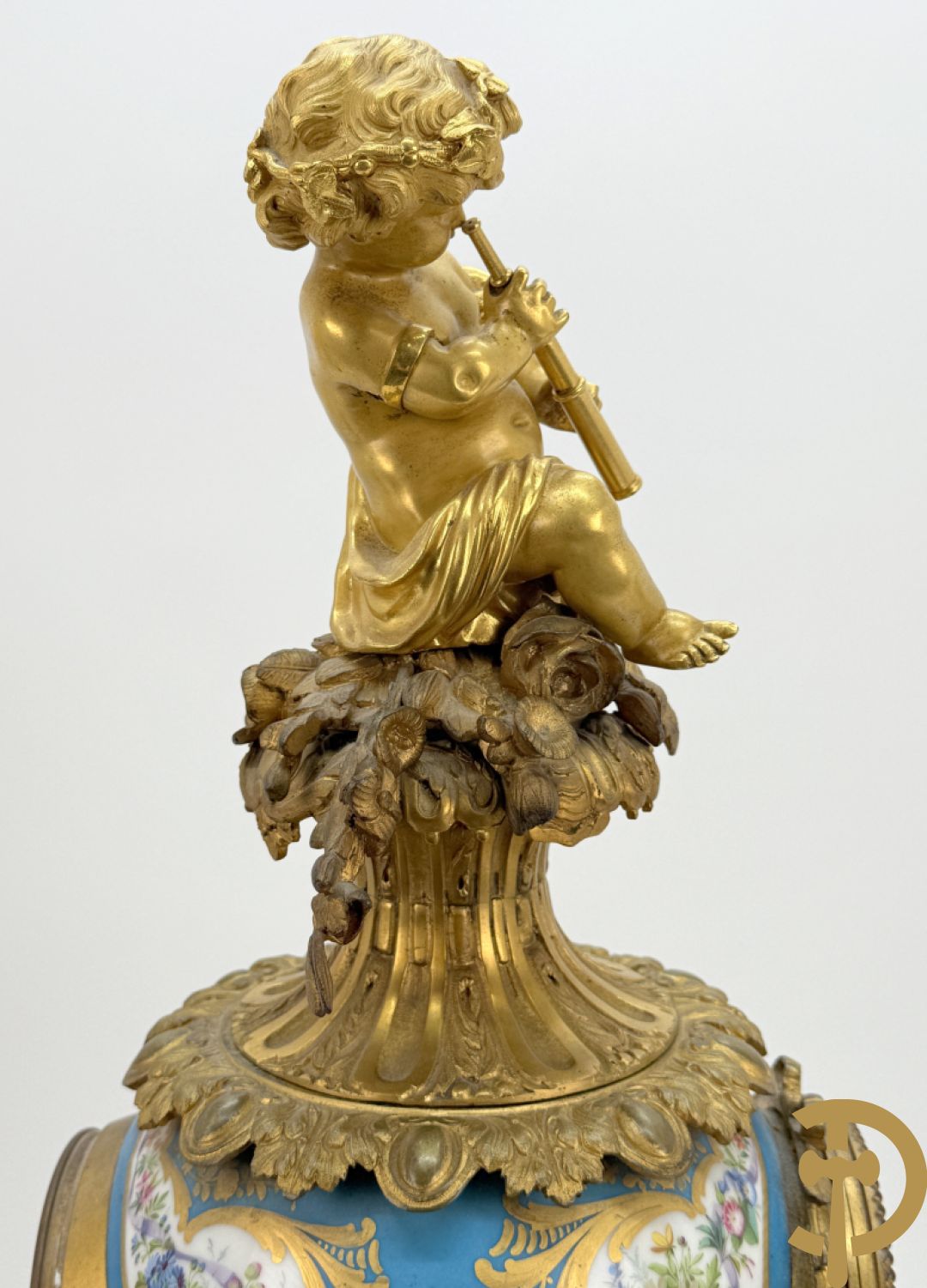 Driedelige bronzen Franse garnituur bezet met cupido