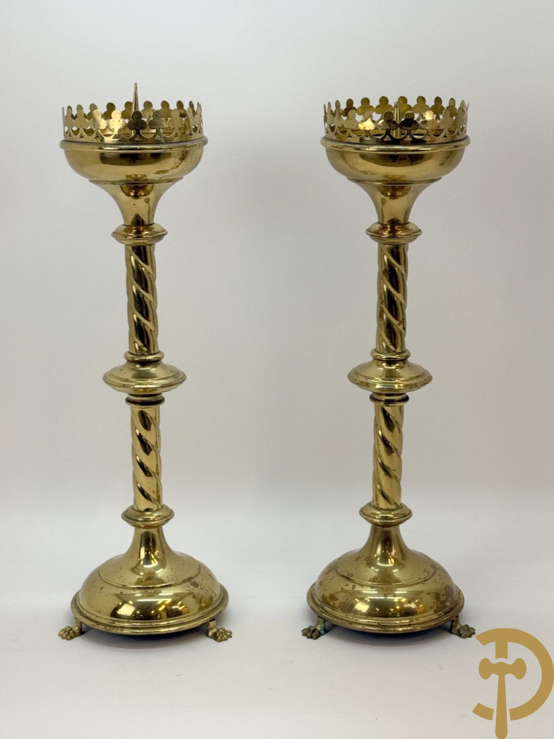 Paar koperen Neo Gotische kandelaars
