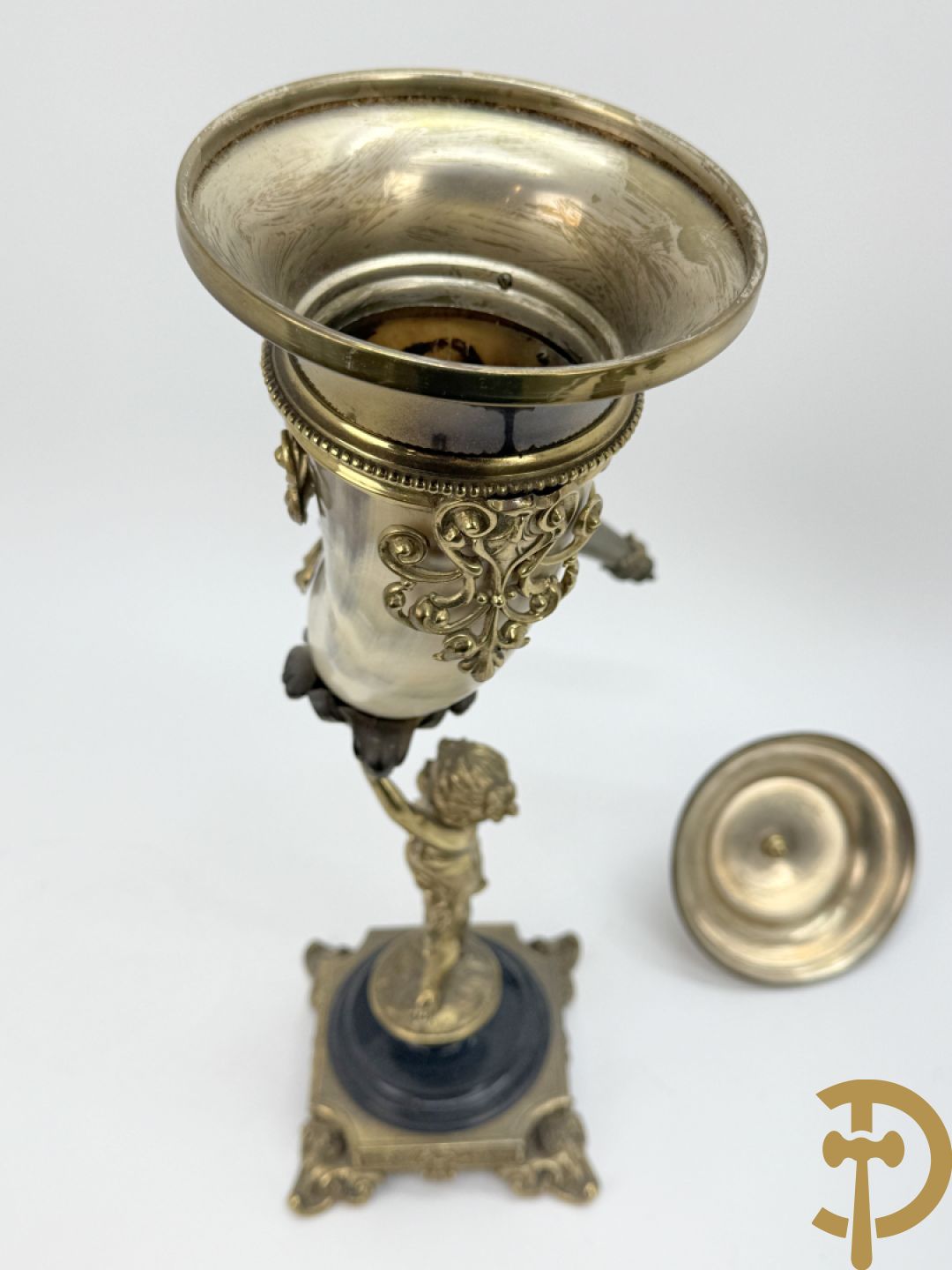 Hoorn met bronzen ornamenten gedragen door bronzen cupido