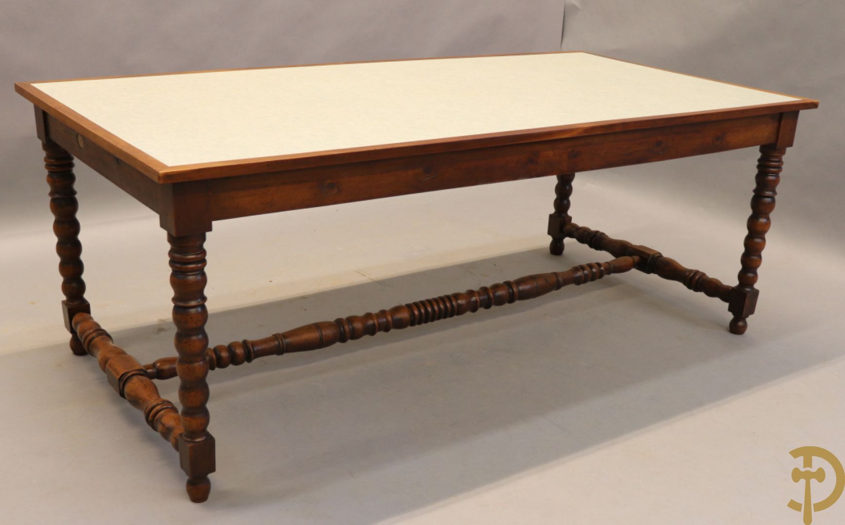 Landelijke tafel op ballusterpoten met vernieuwd blad in formica