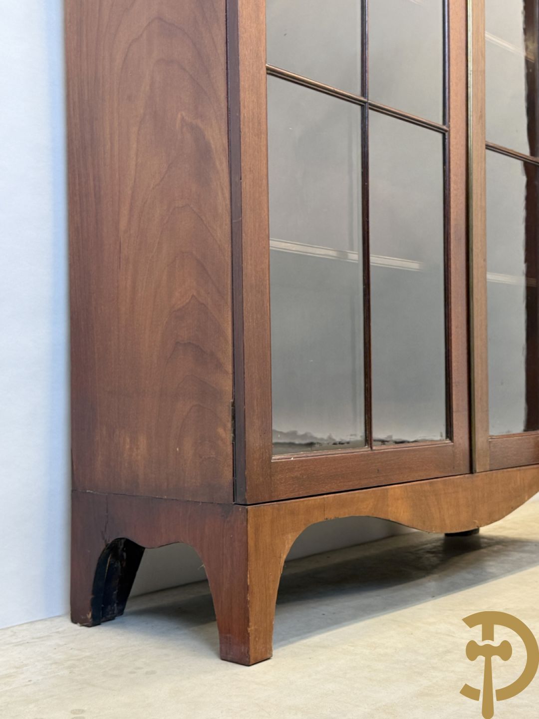 Paar Engelse mahoniehouten vitrines met legbanken