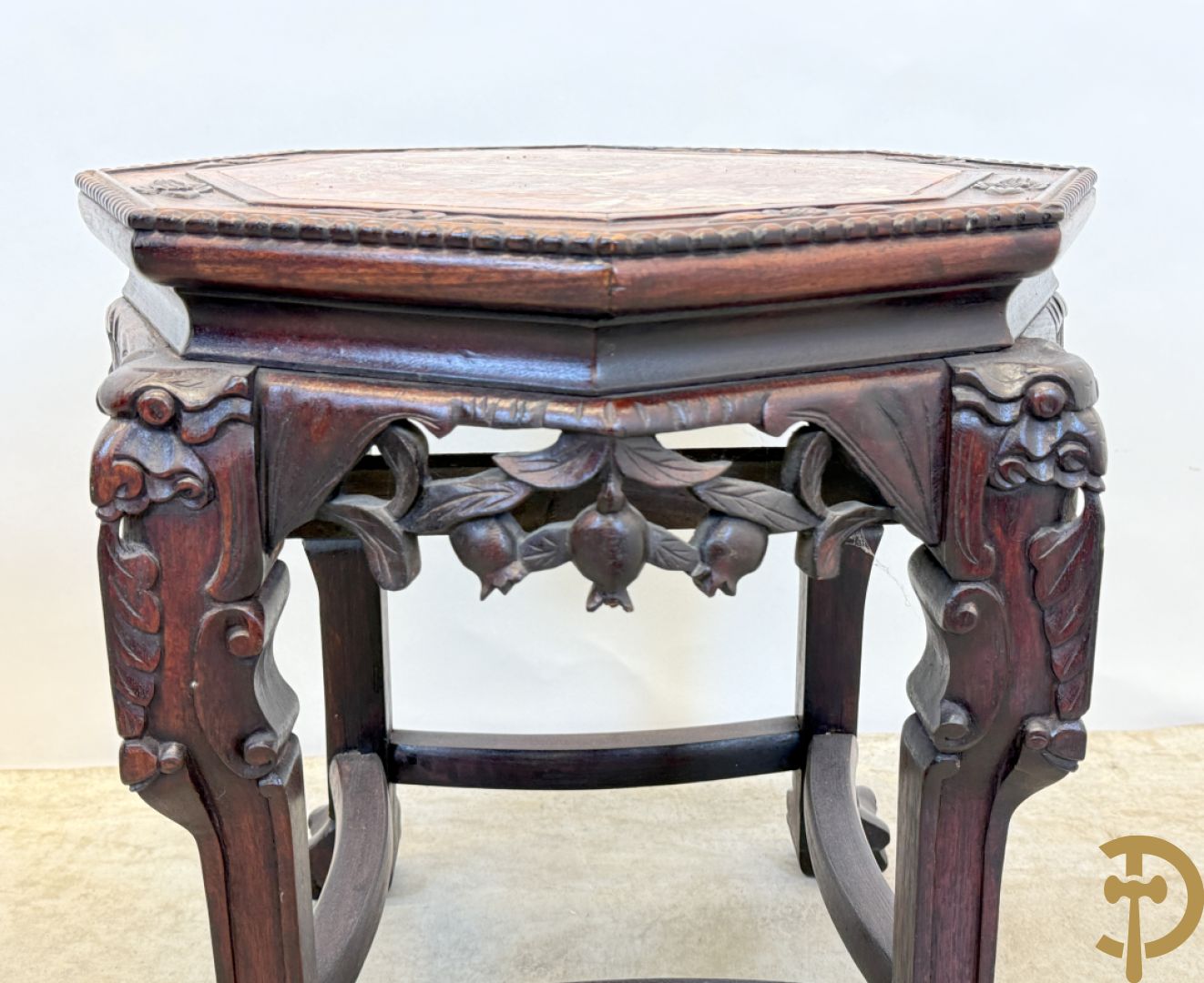 Achthoekige en afgeronde Chinese sokkel met sculptuur