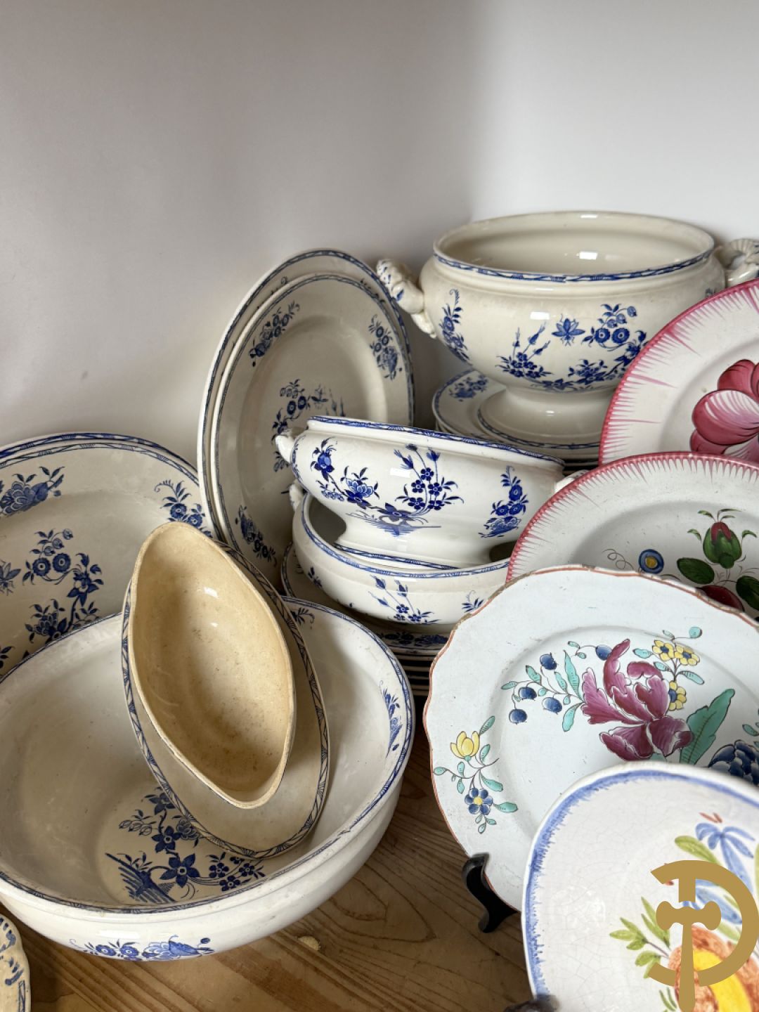 Franse meerkleurige keramieken borden met bloemendecor w.o. Strassbourg + delen van faience servies Grand Boucquet Boch