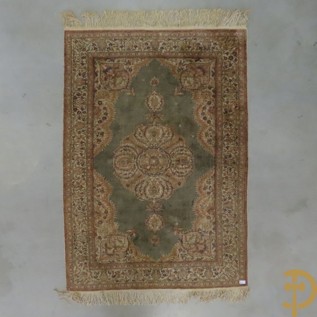 Oosters handgeknoopt tapijt met centraal decor en bloemenmotieven