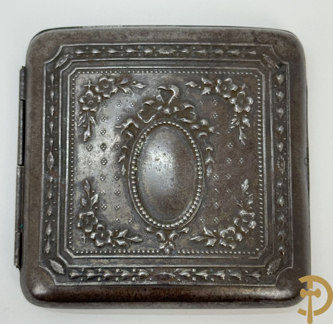 Vier verzilverde sigarettenetui