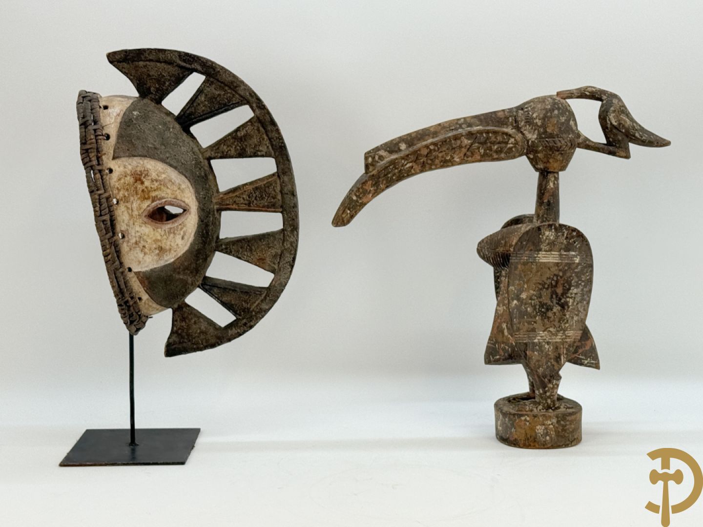 Twee Afrikaanse hout sculpturen : Ibo Nigeria masker + Malinees vogelbeeld Chiwara