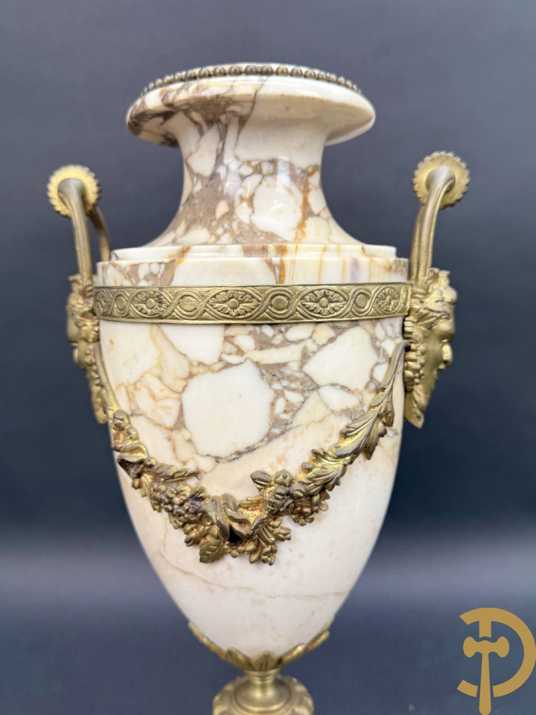 Paar marmeren cassolettes met hermenhoofden en guirlandes