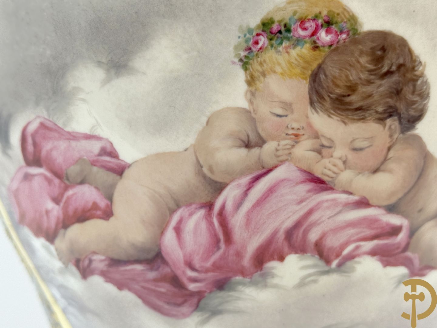 Paar Sèvres stijl vazen met bronzen oren en éénzijdig decor van cupido